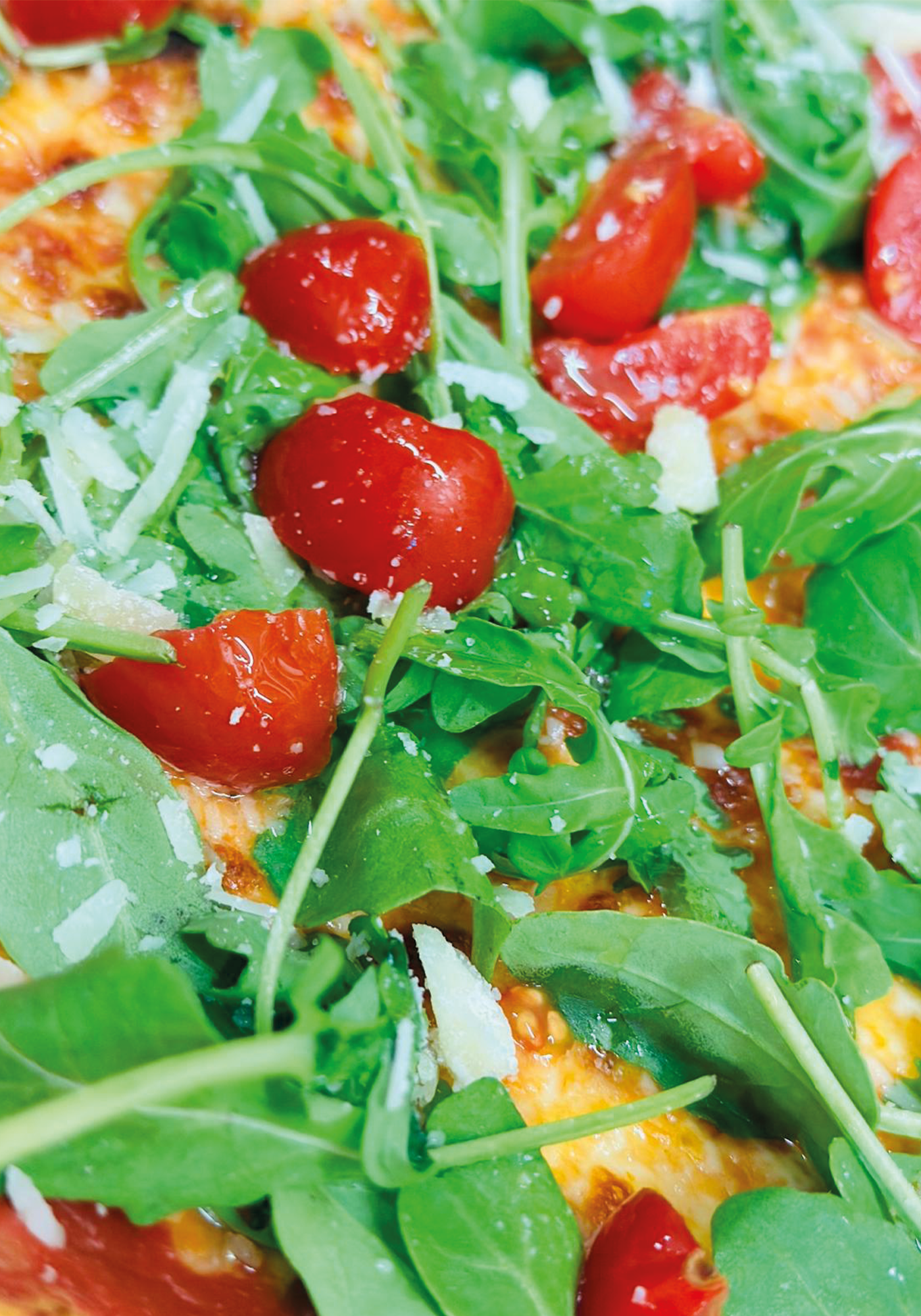 pizza con rucola, pomodorini, grana