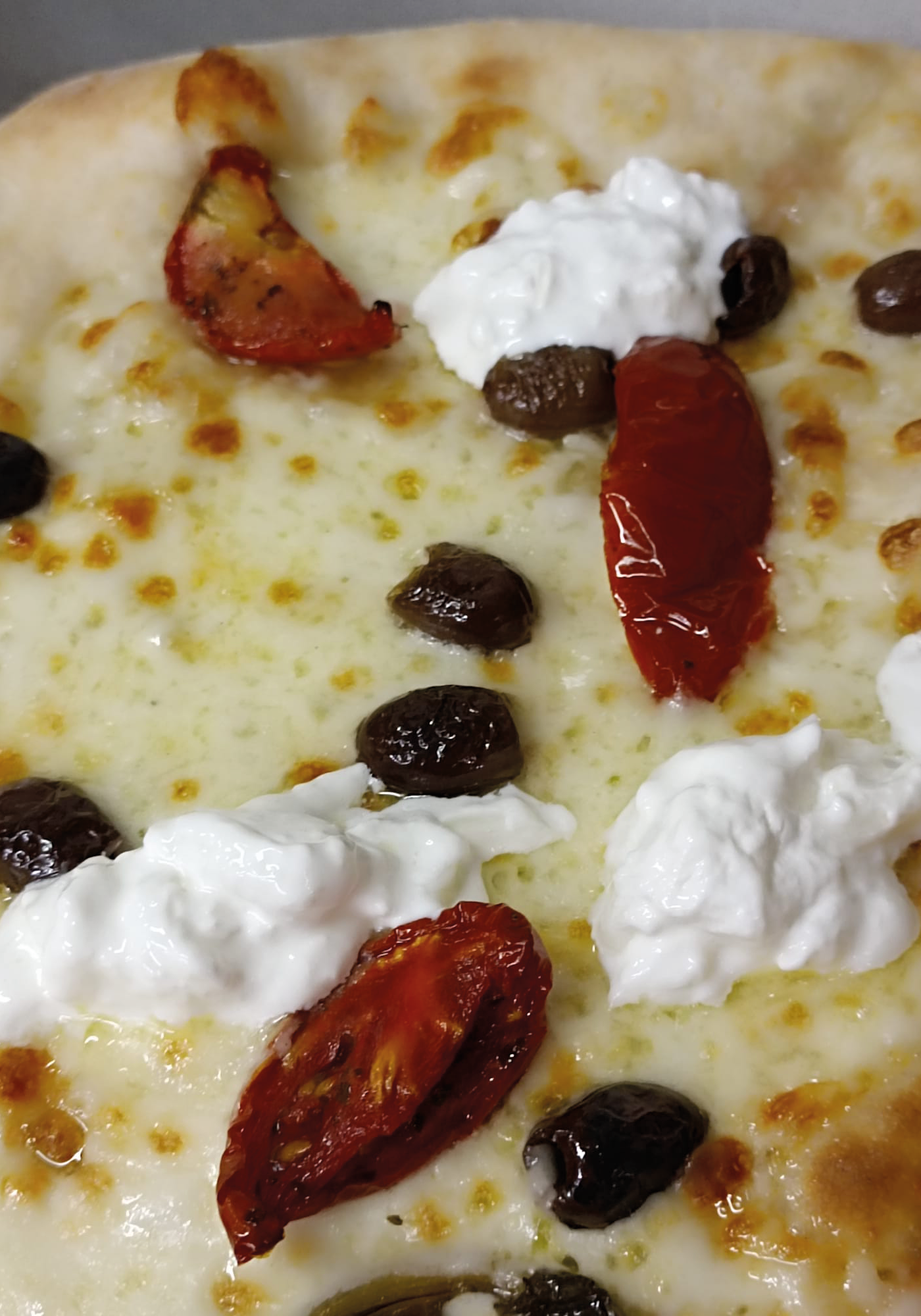 pizza con pomodorini al forno, olive, taggiasche, stracciatella