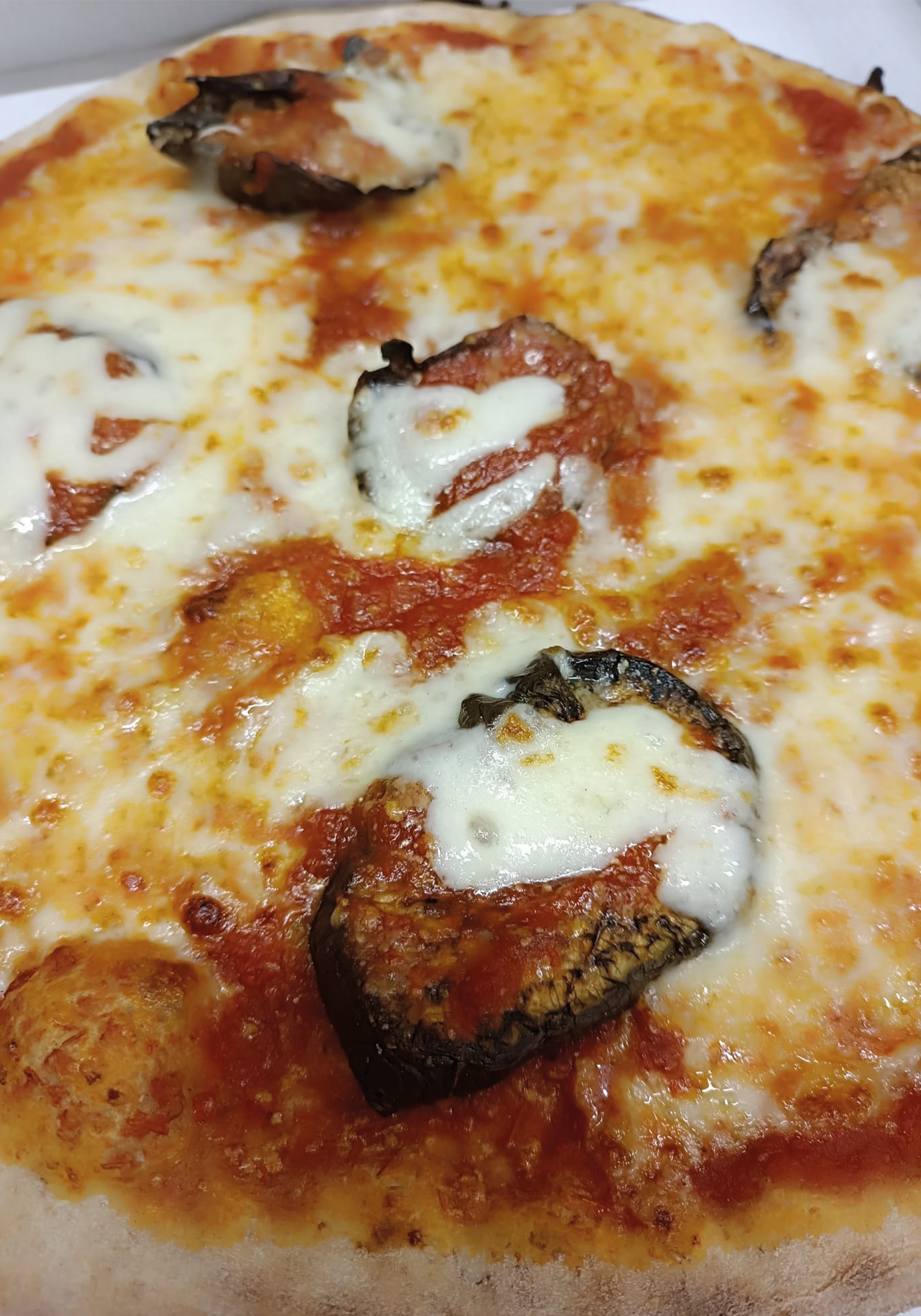 pizza con Pomodoro, mozzarella, melanzane grigliate