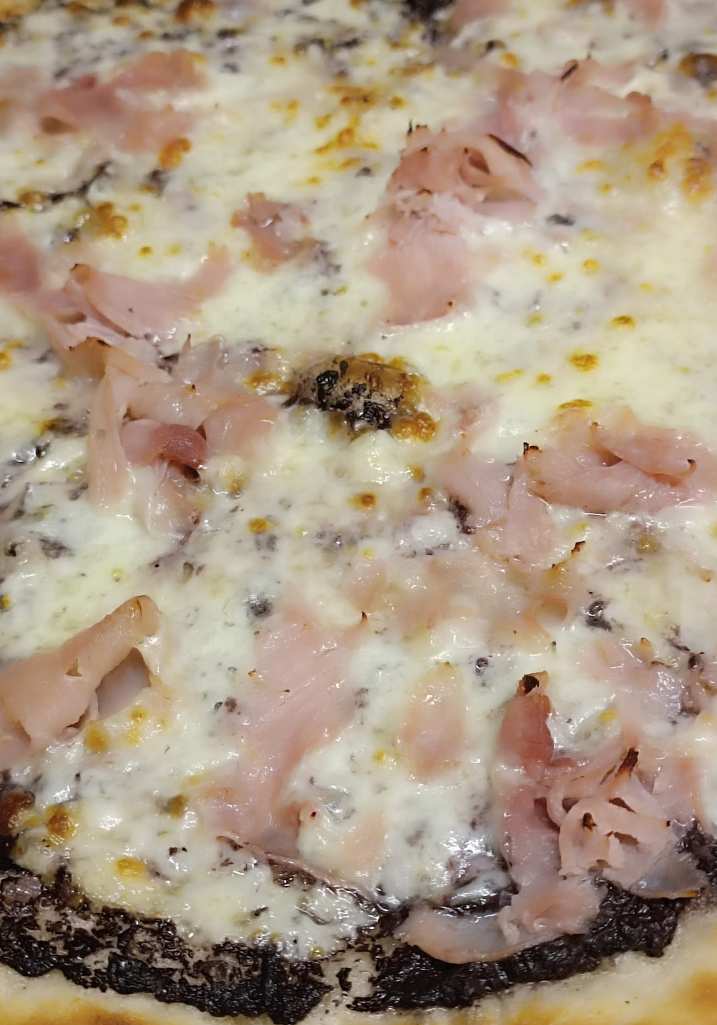 pizza con Crema di olive, mozzarella, prosciutto cotto